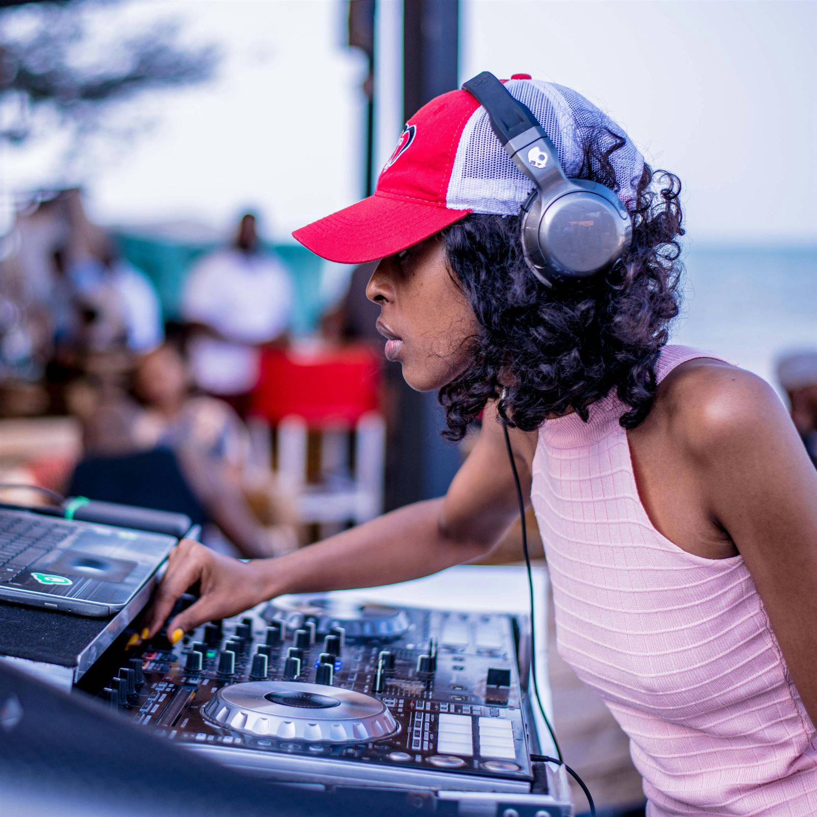 DJ achter de draaitafel